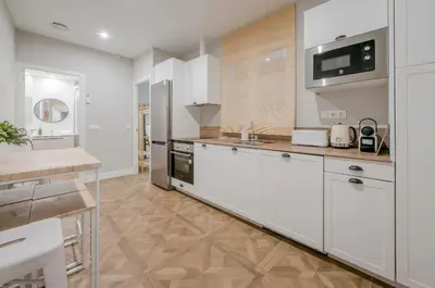 Una cocina o zona de cocina en Escapada urbana para 8 en Calle del Infante GL