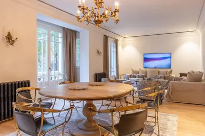 Una televisión o centro de entretenimiento en Luxury 3-Bed Apartment in Salamanca, Madrid
