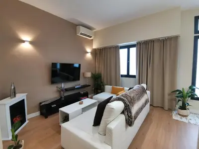 Una televisión o centro de entretenimiento en Apartamento de Lujo - A 10 minutos del centro
