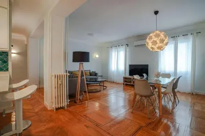 Una televisión o centro de entretenimiento en Modern Spacious-3Bedrooms 2Bathrooms-Retiro