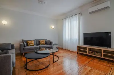 Una televisión o centro de entretenimiento en Modern Spacious-3Bedrooms 2Bathrooms-Retiro