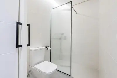 Un baño de Hermoso estudio en Legazpi °2
