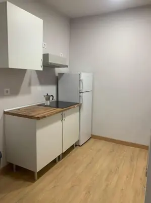 Una cocina o zona de cocina en At 20' by Metro from the city centre (C) Apartamento en Av. América