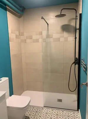 Un baño de At 20' by Metro from the city centre (C) Apartamento en Av. América