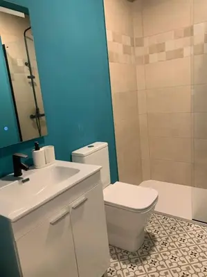 Un baño de At 20' by Metro from the city centre (C) Apartamento en Av. América