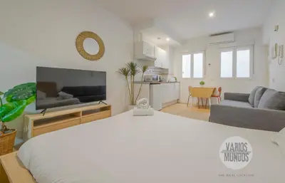 Una televisión o centro de entretenimiento en Escapada para 3 en Sol, conoce Concepción Jerónima
