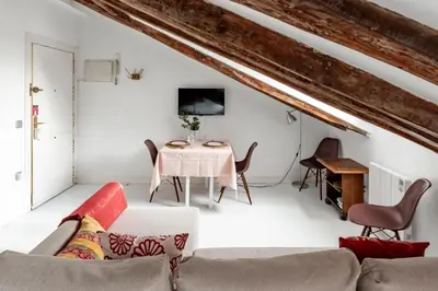 Una televisión o centro de entretenimiento en La Latina Vibes - Apartamento en el Centro