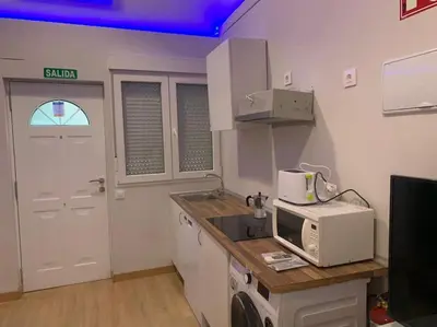 Una cocina o zona de cocina en At 20' by Metro from the city centre (B)