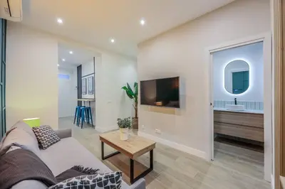 Una televisión o centro de entretenimiento en Luxe Apartment in Malasaña Hub