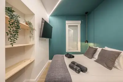 Una televisión o centro de entretenimiento en Luxe Apartment in Malasaña Hub