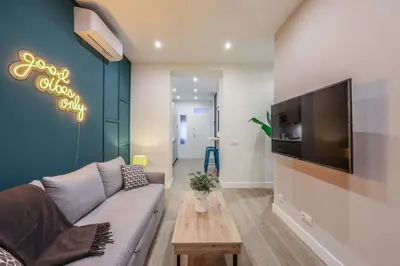 Una televisión o centro de entretenimiento en Luxe Apartment in Malasaña Hub