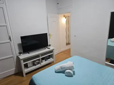 Una televisión o centro de entretenimiento en Apartamento Gran Via Madrid W8.1