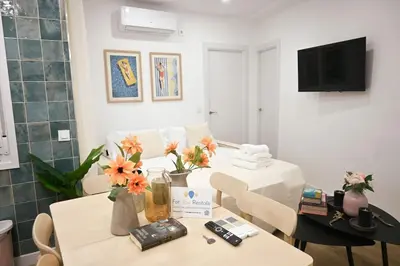 Una televisión o centro de entretenimiento en For You Rentals Espléndido Apartamento TEMPORAL de tres Dormitorios BEI41