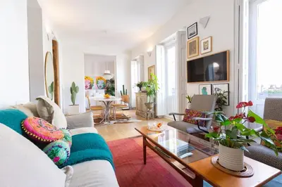 Una televisión o centro de entretenimiento en Elegant apartment next to Paseo del Prado - Alameda
