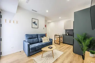 Una televisión o centro de entretenimiento en Luxe apartments Madrid Rio by RentitUP