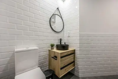 Un baño de Luxe apartments Madrid Rio by RentitUP