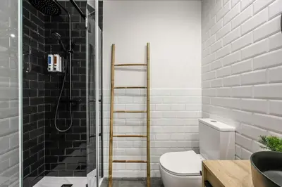 Un baño de Luxe apartments Madrid Rio by RentitUP