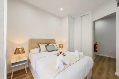Cama o camas de una habitación en Luxe apartments Madrid Rio by RentitUP