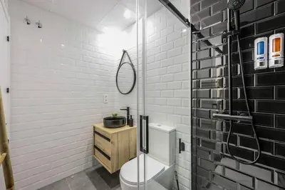 Un baño de Luxe apartments Madrid Rio by RentitUP