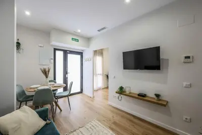 Una televisión o centro de entretenimiento en Luxe apartments Madrid Rio by RentitUP