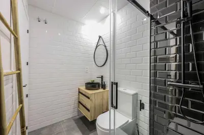 Un baño de Luxe apartments Madrid Rio by RentitUP
