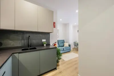 Una cocina o zona de cocina en Luxe apartments Madrid Rio by RentitUP