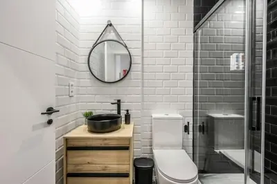 Un baño de Luxe apartments Madrid Rio by RentitUP