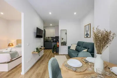 Una televisión o centro de entretenimiento en Luxe apartments Madrid Rio by RentitUP