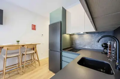 Una cocina o zona de cocina en Luxe apartments Madrid Rio by RentitUP