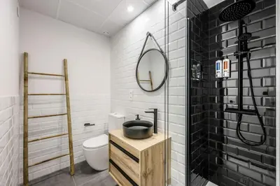 Un baño de Luxe apartments Madrid Rio by RentitUP