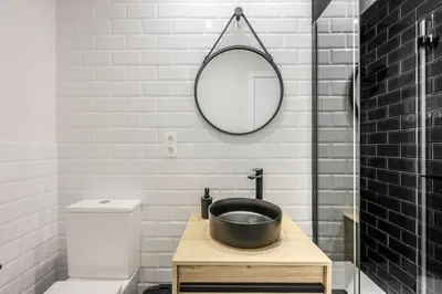Un baño de Luxe apartments Madrid Rio by RentitUP