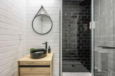 Un baño de Luxe apartments Madrid Rio by RentitUP