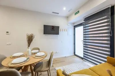 Una televisión o centro de entretenimiento en Luxe apartments Madrid Rio by RentitUP