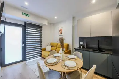Una cocina o zona de cocina en Luxe apartments Madrid Rio by RentitUP