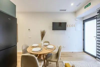 Una televisión o centro de entretenimiento en Luxe apartments Madrid Rio by RentitUP