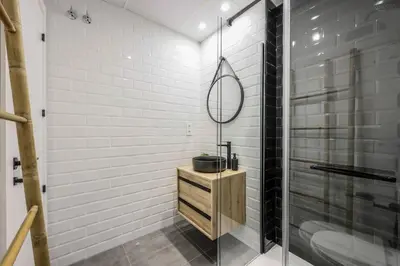 Un baño de Luxe apartments Madrid Rio by RentitUP