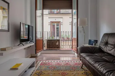 Una televisión o centro de entretenimiento en Flat next to the Paseo del Prado with balcony - A5