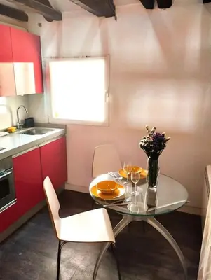 Una cocina o zona de cocina en Cozy Duplex in Malasaña - Ac10