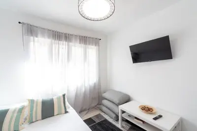 Una televisión o centro de entretenimiento en Riva 3