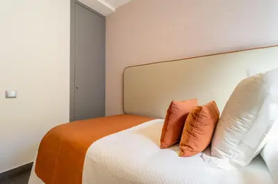 Cama o camas de una habitación en Vibrant 2-Bed Apartment for 3 in La Latina