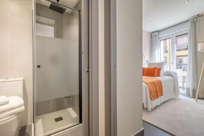 Cama o camas de una habitación en Vibrant 2-Bed Apartment for 3 in La Latina