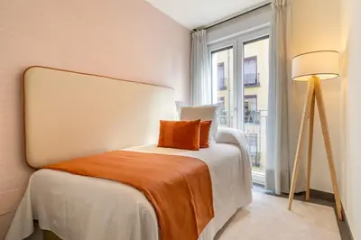 Cama o camas de una habitación en Vibrant 2-Bed Apartment for 3 in La Latina