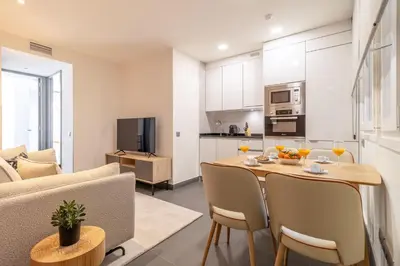 Una cocina o zona de cocina en Vibrant 2BR Apartment in La Latina