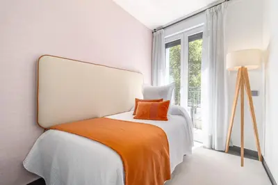 Cama o camas de una habitación en Vibrant 2BR Apartment in La Latina