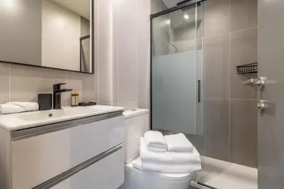 Un baño de Vibrant 2BR Apartment in La Latina