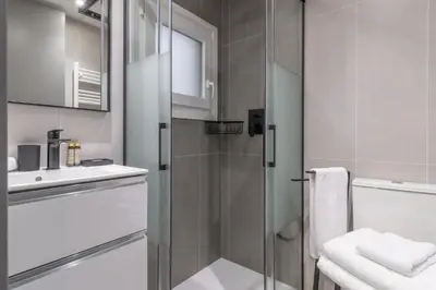 Un baño de Cozy 2-Bed Apartment for 3 in La Latina