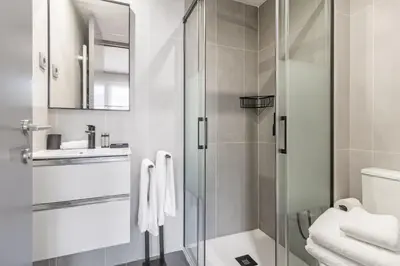 Un baño de Amazing new duplex for 4