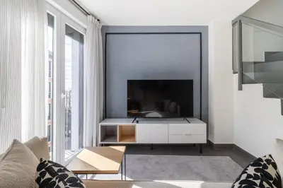 Una televisión o centro de entretenimiento en Amazing private terrace 2 BR