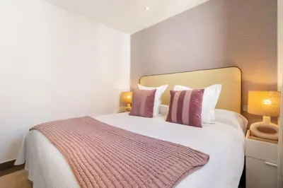 Cama o camas de una habitación en Spectacular Duplex Penthouse in La Latina Madrid