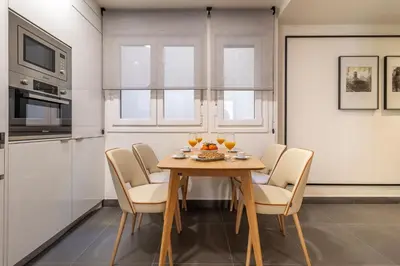 Una cocina o zona de cocina en Colorful 2-Bed Apartment for 3 in La Latina